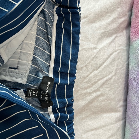 Banana Republic tapered petite pinstripe pants (elasticated back) size 4 - Picture 3 of 3